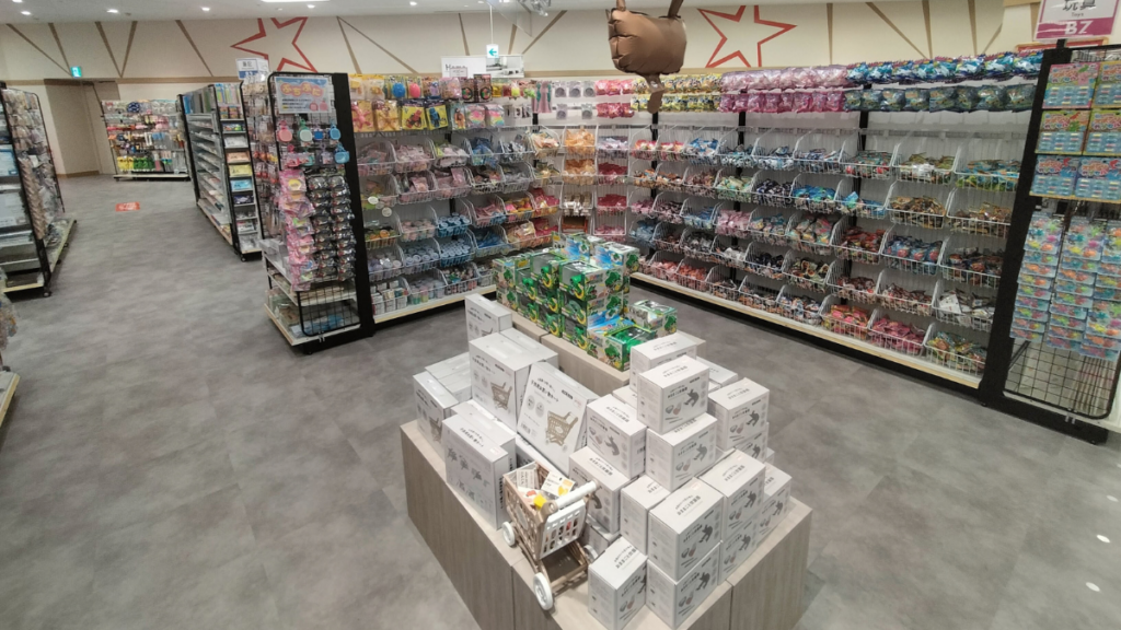キャンドゥ イオン新宮店の広い店内通路