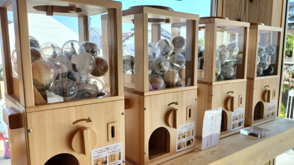 KUMANO SAKE GATEの木製ガチャ