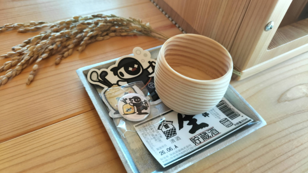 木製ガチャの木製おちょことオリジナル缶バッジ
