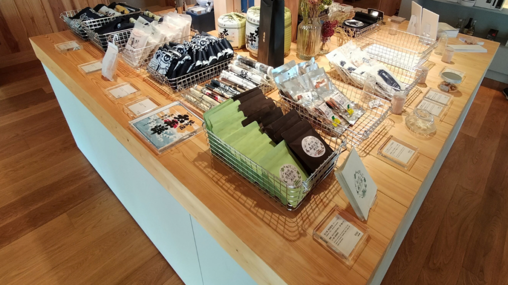 尾﨑酒造オリジナルの手ぬぐいやハンカチ