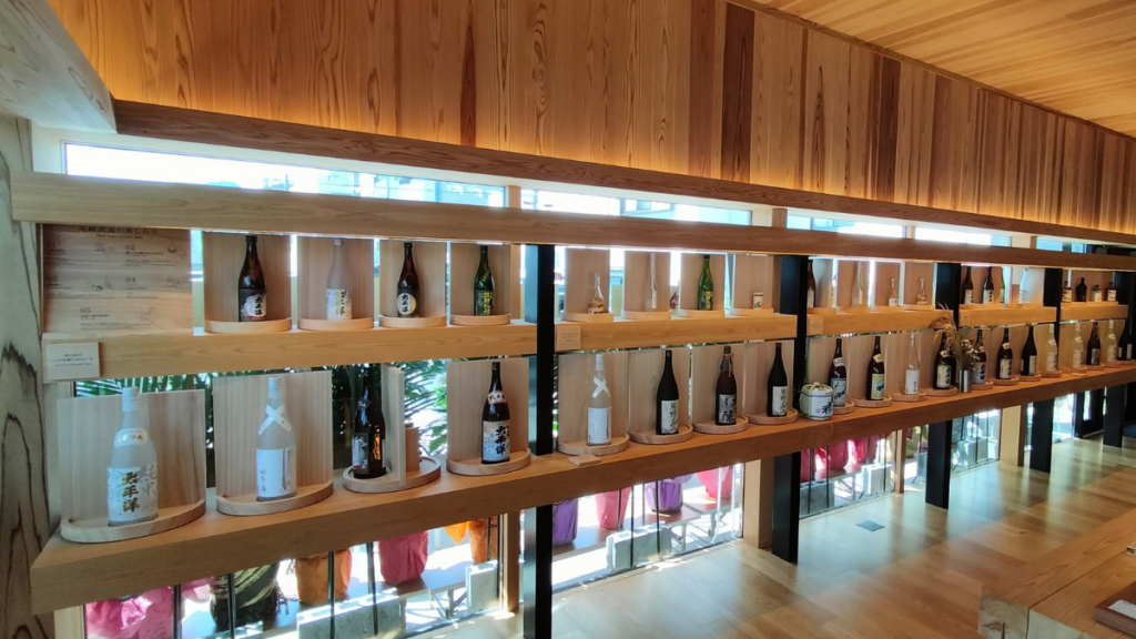 KUMANO SAKE GATE店内に並ぶ尾﨑酒造の日本酒